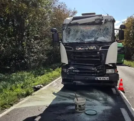 Busewo: zderzenie dwóch ciężarówek, kierowcy bez obrażeń