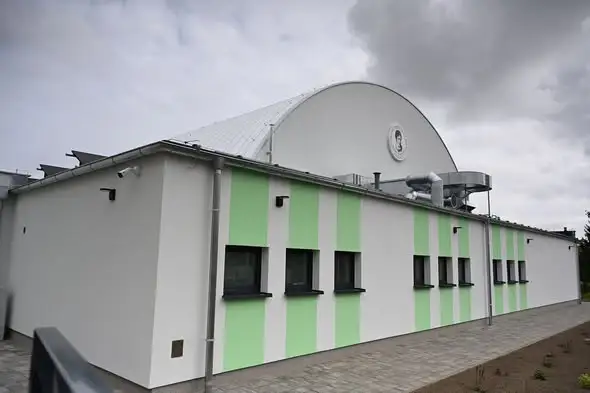 Nowe zadaszone boisko wielofunkcyjne otwarte przy Zespole Szkolno-Przedszkolnym nr 2 w Mogilnie