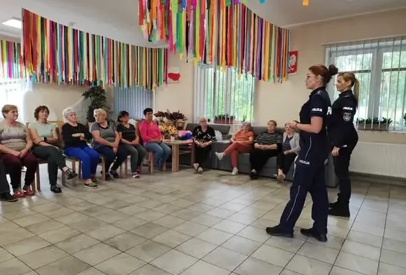 Policjantki z Lipna uczą seniorów, jak nie dać się oszukać