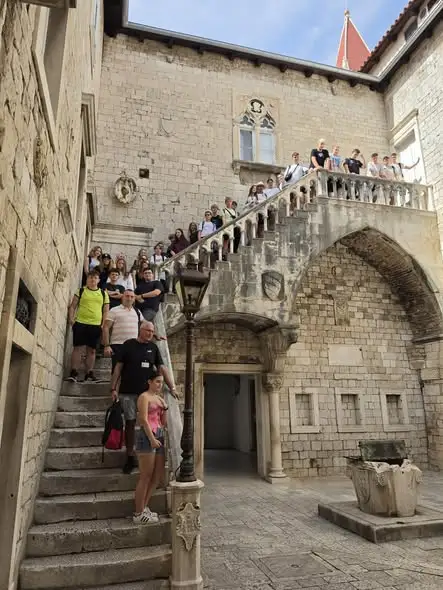 Uczniowie z Dąbrowy i Mogilna odkrywają Chorwację – Trogir i wyspa Čiovo