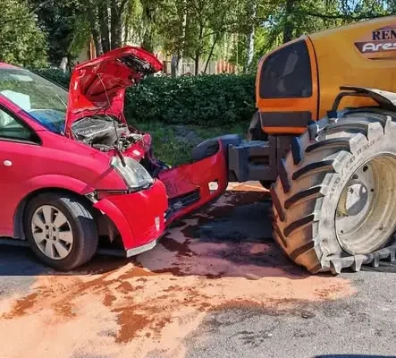 Zderzenie auta z ciągnikiem na DW254 w Wszedniu – akcja OSP Dąbrowa