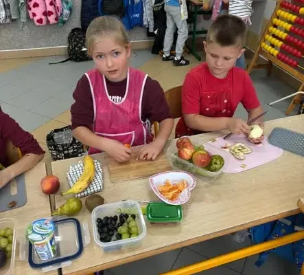 Pierwszoklasiści zrobili sałatkę owocową – lekcja o zdrowiu w praktyce