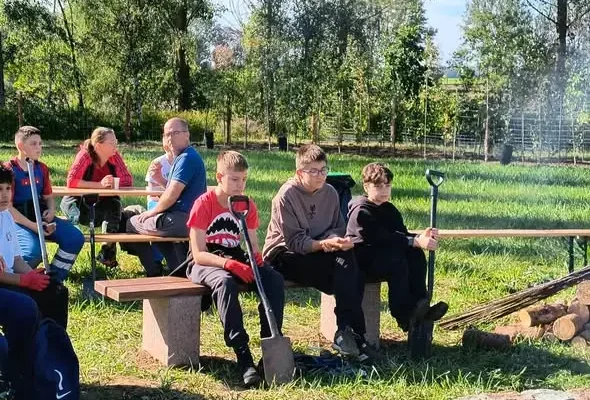 Uczniowie z Gminy Dąbrowa posadzili 1000 drzew na zrekultywowanym składowisku w Sucharzewie