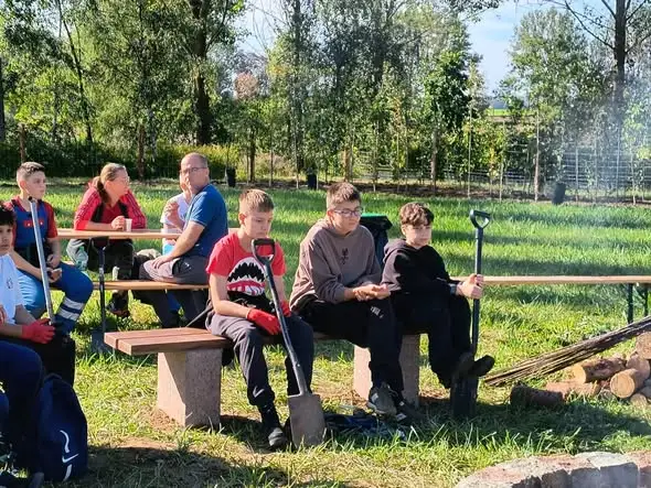 Uczniowie z Gminy Dąbrowa posadzili 1000 drzew na zrekultywowanym składowisku w Sucharzewie