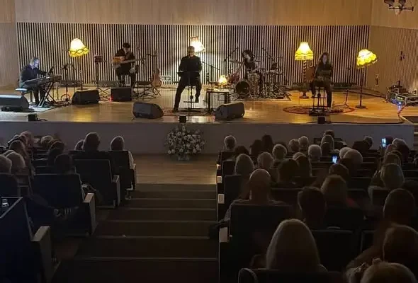 Artur Żmijewski zaśpiewał Cohena w Lipnie. Sala była pełna
