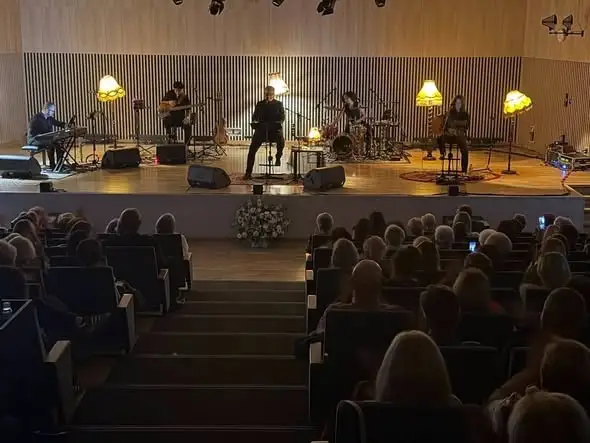 Artur Żmijewski zaśpiewał Cohena w Lipnie. Sala była pełna