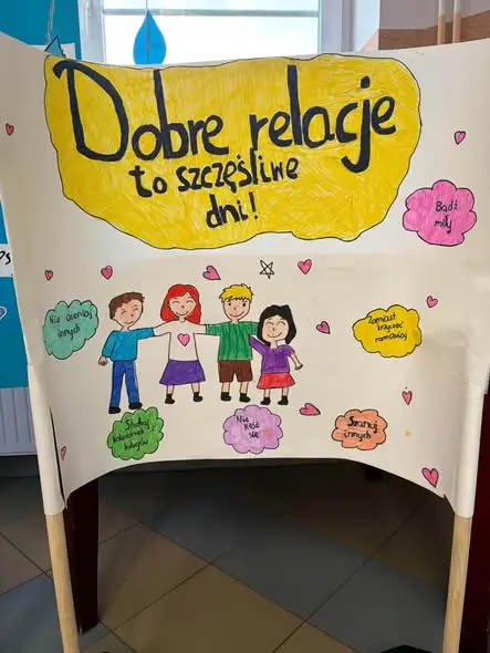 Tydzień Szczęścia w szkole – uczniowie dzielili się radościami i tworzyli parasol dobrych relacji