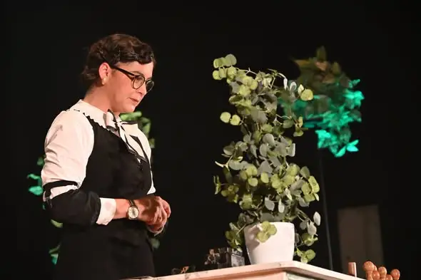 Spektakl „Każdego dnia jest mi żal” w Mogilnie – historia Miep Gies na scenie