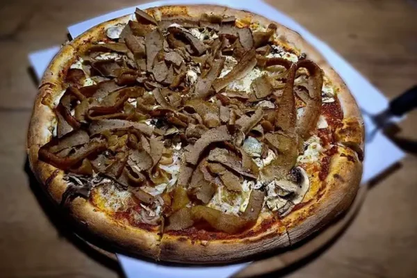 Pizza z kebabem w Mogilnie – Abruzzo wspiera Pogoń