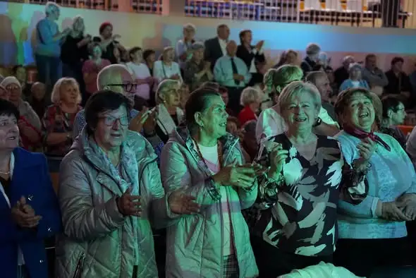 Jesienny koncert w Gminie Dąbrowa – gwiazdy The Voice Senior zachwyciły publiczność