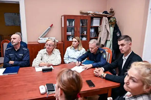 Mogilno: Gminny Zespół Zarządzania Kryzysowego omawia bezpieczeństwo w szkołach