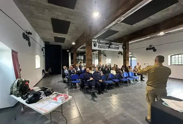Mogilno: Strażacy i policjanci szkolili dyrektorów na wypadek zagrożenia z powietrza