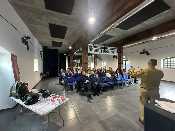 Mogilno: Strażacy i policjanci szkolili dyrektorów na wypadek zagrożenia z powietrza