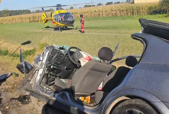Wypadek na DK25 w Młynach: auto osobowe zderzyło się z ciężarówką, ranna osoba przetransportowana śmigłowcem