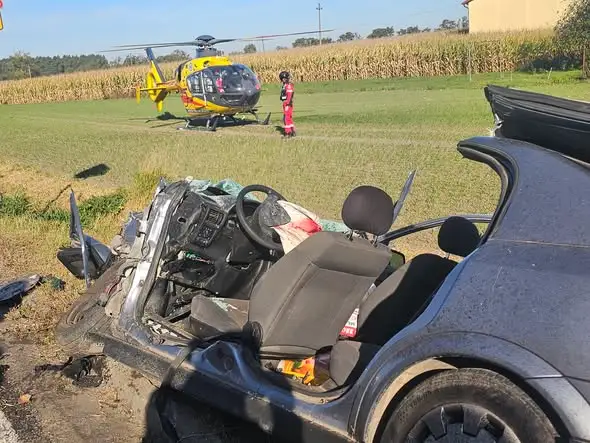 Wypadek na DK25 w Młynach: auto osobowe zderzyło się z ciężarówką, ranna osoba przetransportowana śmigłowcem