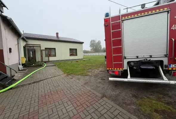 Zalana piwnica w Strzelnie – interwencja OSP po awarii rury