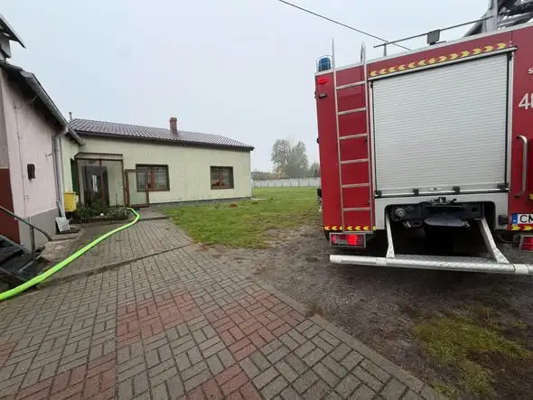 Zalana piwnica w Strzelnie – interwencja OSP po awarii rury