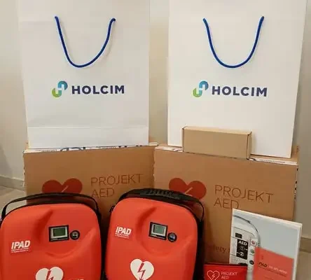 Nowe defibrylatory AED w gminie Dąbrowa – bezpieczeństwo mieszkańców priorytetem