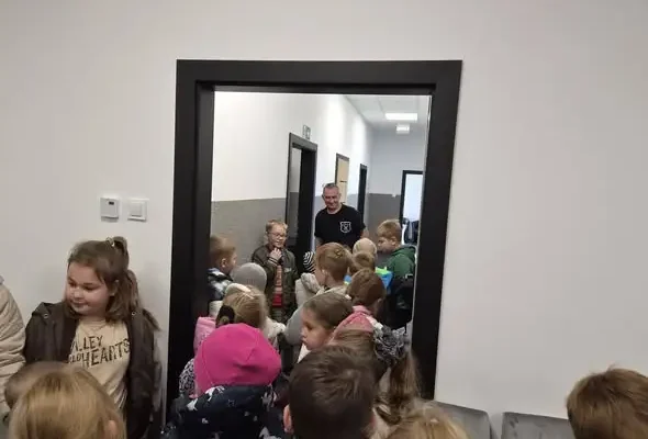 Uczniowie klas I-III odwiedzili remizę OSP Jeziora Wielkie – szkolenie z OLiOC i ppoż.