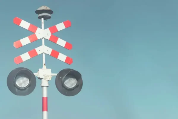 Dron nad przejazdami kolejowymi w powiecie lipnowskim. Policja sprawdzała kierowców
